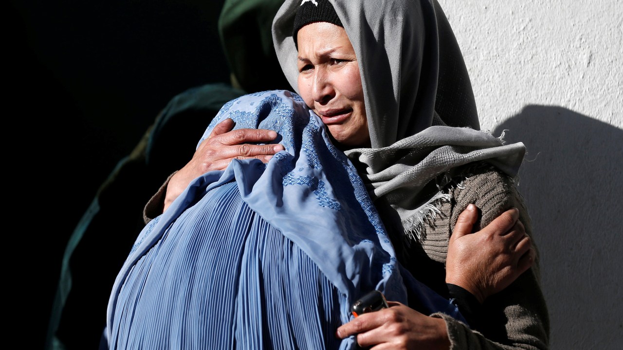 Imagens do dia - Ataque suicida no Afeganistão