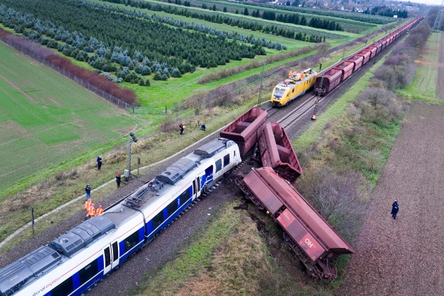 A vista aérea mostra o resultado da batida na última terça-feira entre um trem de carga e outro de viagem em Meerbusch-Osterath, no oeste da Alemanha - 06/12/2017