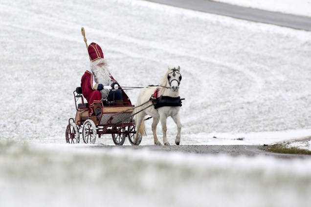 Um homem vestido de Papai Noel é visto em uma carruagem puxada por um pônei, atravessando uma paisagem nevada para chegar a uma festa de Natal das empresas Renhardsweiler e Atzenberg, perto de Biberach, no sul da Alemanha - 01/12/2017
