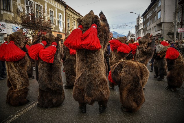 Pessoas usam fantasias de urso durante um festival de cancões e danças para celebrar a chegada do ano novo na cidade de Vatra Dornei, na Romênia - 29/12/2017