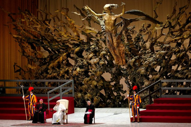 Papa Francisco aguarda início da Audiência Geral no Vaticano, no hall Paulo VI - 13/12/2017