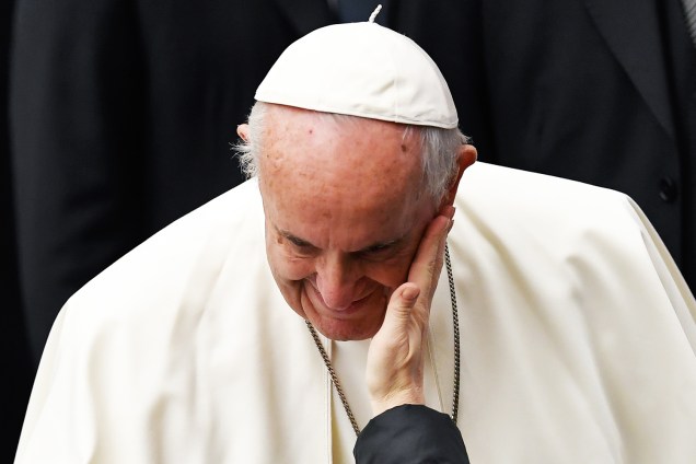 Mulher acaricia o rosto do Papa Francisco antes da Audiência Geral no Vaticano, no hall Paulo VI - 13/12/2017