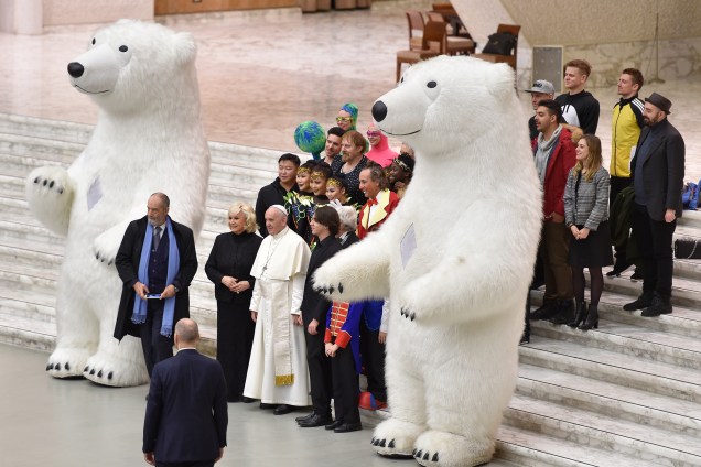 Papa Francisco posa para foto com os membros do Golden Circus durante audiência geral semanal na Sala Paulo VI no Vaticano - 27/12/2017