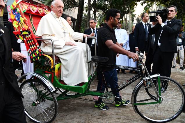 Papa Francisco é visto tomando uma carona em um riquexó durante o segundo dia de sua visita à Bangladesh, em Dhaka - 01/12/2017 Papa Francisco é visto tomando uma carona em um riquexó durante o segundo dia de sua visita à Bangladesh, em Dhaka - 01/12/2017