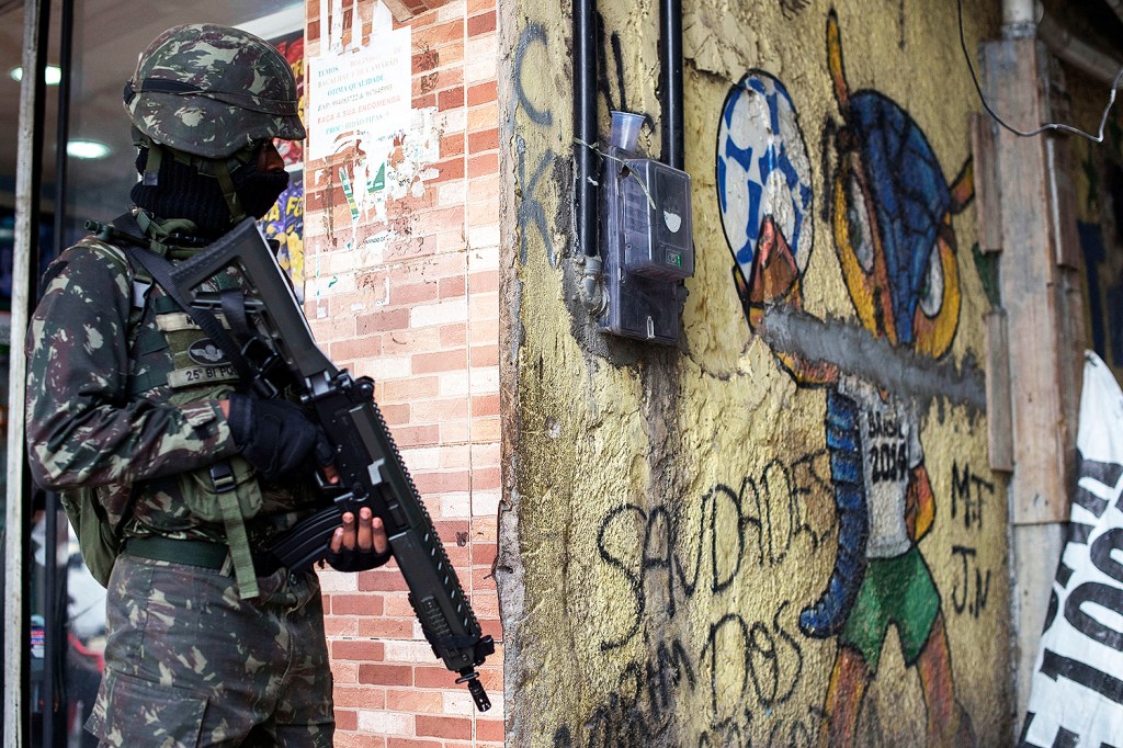 Soldado do exército durante operação na comunidade de Nova Holanda, no complexo de favelas do Maré, no Rio de Janeiro - 13/12/2017