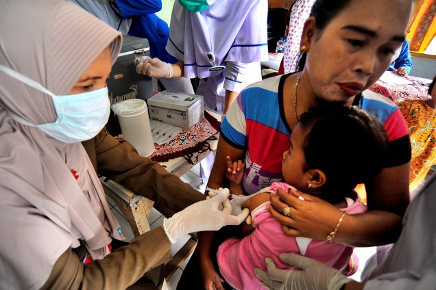 Enfermeira aplica vacina para difteria, tétano e coqueluche durante campanha de vacinação na província de Banten, na Indonésia - 11/12/2017