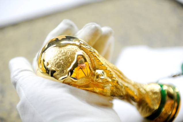 Funcionária verifica uma réplica do troféu da Copa do Mundo em uma fábrica na cidade de Dongguan, província de Guangdong, China - 01/12/2017 Funcionária verifica uma réplica do troféu da Copa do Mundo em uma fábrica na cidade de Dongguan, província de Guangdong, China - 01/12/2017