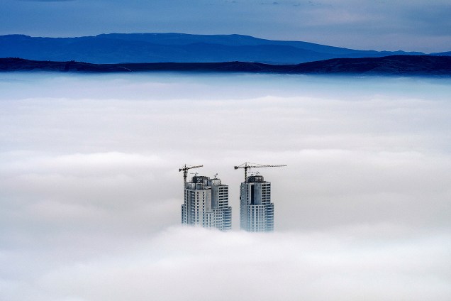 Foto tirada da Montanha Vodno mostra o topo de alguns dos mais altos edifícios da cidade acima das nuvens em uma área com alto nível de poluição do ar em Skopje, na capital da Macedônia - 15/12/2017