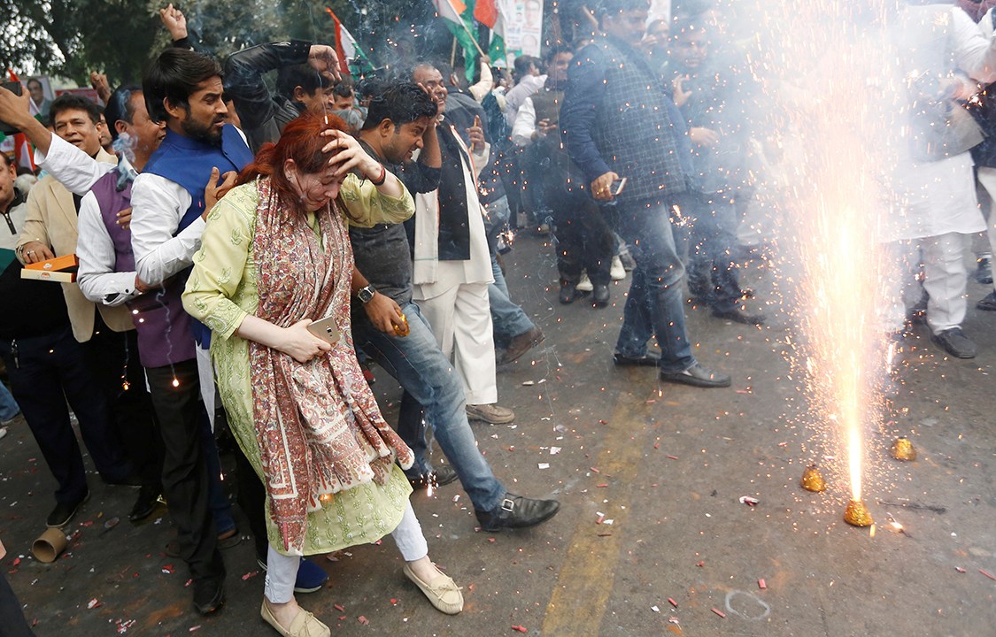 Funcionários do principal partido de oposição da Índia celebra eleição do presidente partidário, Rahul Gandhi, em Nova Délhi