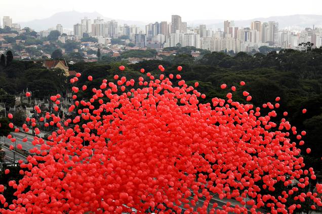 Tradicional soltura de dez mil balões vermelhos em celebração ao Dia Mundial da Luta contra a Aids, no Instituto de Infectologia Emílio Ribas, em São Paulo (SP) -01/12/2017 Tradicional soltura de dez mil balões vermelhos em celebração ao Dia Mundial da Luta contra a Aids, no Instituto de Infectologia Emílio Ribas, em São Paulo (SP) -01/12/2017