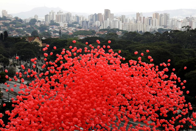 Tradicional soltura de dez mil balões vermelhos em celebração ao Dia Mundial da Luta contra a Aids, no Instituto de Infectologia Emílio Ribas, em São Paulo (SP) -01/12/2017