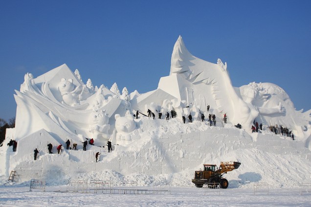 Enorme escultura de neve é construída para a Exposição Artística Internacional de Esculturas de Neve da Ilha de Harbin Sun, na província de Heilongjiang, na China - 11/12/2017