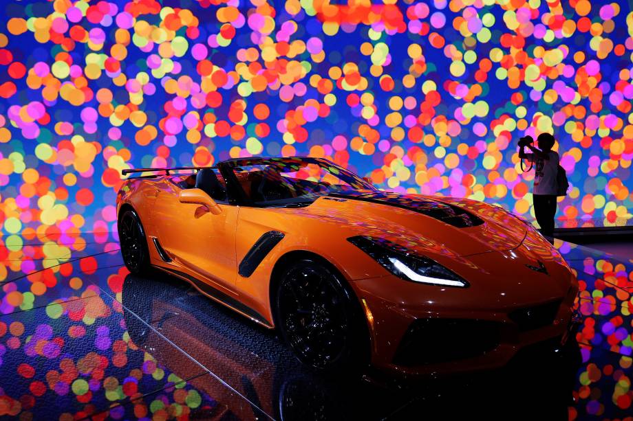 Um participante tira uma foto do novo Chevrolet Corvette ZR1 2019 no Los Angeles Auto Show, na Califórnia - 01/12/2017