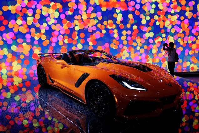 Um participante tira uma foto do novo Chevrolet Corvette ZR1 2019 no Los Angeles Auto Show, na Califórnia - 01/12/2017 Um participante tira uma foto do novo Chevrolet Corvette ZR1 2019 no Los Angeles Auto Show, na Califórnia - 01/12/2017