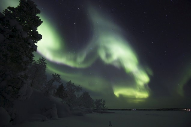 Aurora boreal ilumina o céu da cidade finlandesa de Inari, na região da Lapônia - 25/12/2017