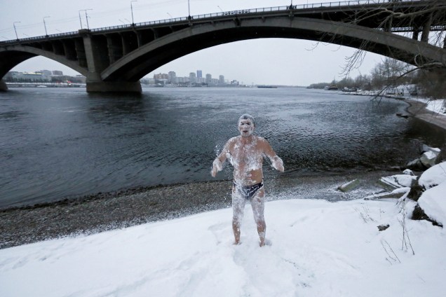 Alexander Yaroshenko, membro do clube de natação de inverno Cryophile, sacode a neve do corpo depois de nadar no rio Yenisei na cidade siberiana de Krasnoyarsk, Rússia - 04/12/2017