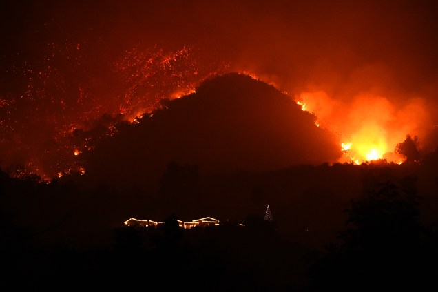 Bombeiros tentam conter incêndio causado pelo clime quente e seco na floresta de Carpinteria, na Califórnia - 12/12/2017