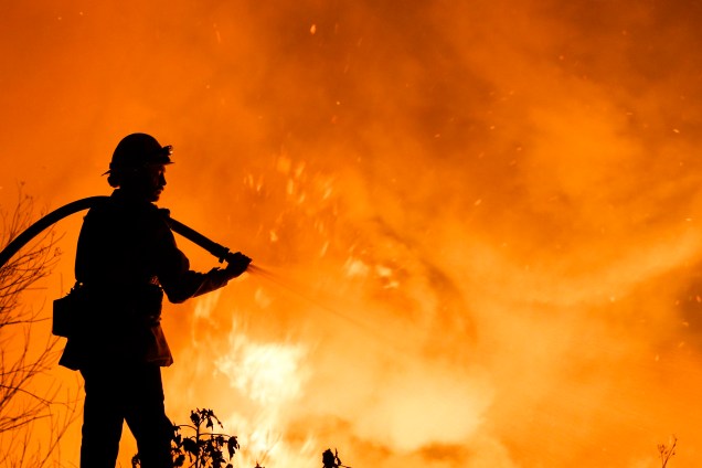 Bombeiro tenta conter incêndio em encosta de montanha em Santa Paula, Califórnia - 05/12/2017