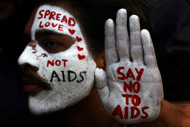 Um estudante exibe seu rosto e sua mão pintados com mensagens durante uma campanha de conscientização sobre o HIV, no Dia Mundial da AIDS em Chandigarh, na Índia - 01/12/2017