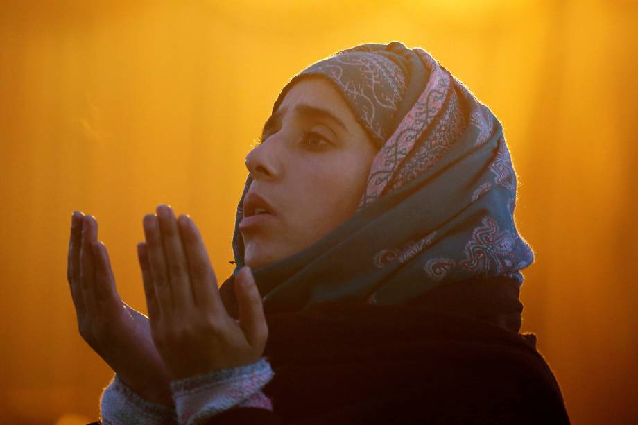 Uma mulher é fotografada enquanto reza no festival de Eid-e-Milad-ul-Nabi, que comemora o aniversário do profeta islâmico Mohammad, no santuário de Hazratbal em Srinagar, na Índia - 01/12/2017