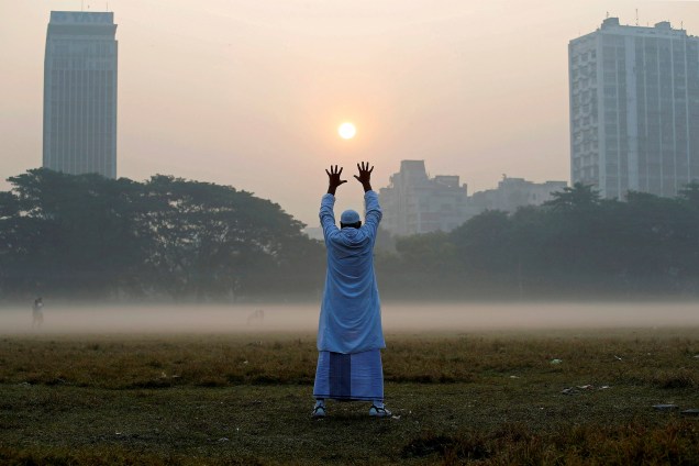 Homem é visto se exercitando pela manhã em um parque da cidade de Kolkata, na Índia - 04/12/2017