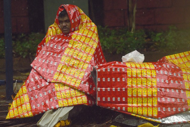 Um homem sem-teto se cobre com um pedaço de plástico durante a chuva do ciclone Ochki, em Mumbai, na Índia. A tempestade de Ockhi deixou 13 pessoas mortas no Sri Lanka e um número igual de baixas nos estados indianos de Kerala e Tamil Nadu desde o dia 1 de dezembro - 05/12/2017
