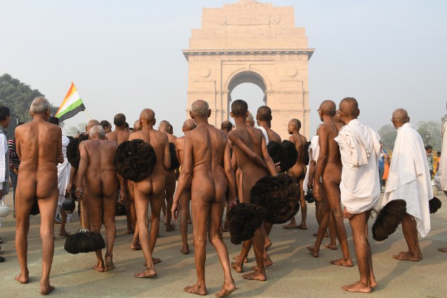 Peregrinos indianos Jain andam nus perto do Portão da Índia, em Nova Deli. Alguns devotos Jain prometem renunciar ao mundo material, incluindo roupas. Eles são vegetarianos rigorosos e seguem um código de não-violência - 04/12/2017