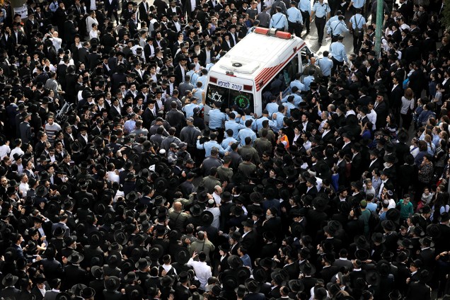 Judeus ultra-ortodoxos se reúnem em volta de ambulância que transportava o guru espiritual Rabbi Aharon Yehuda Leib Steinman, que morreu aos 104 anos de idaide em Tel-Aviv - 12/12/2017