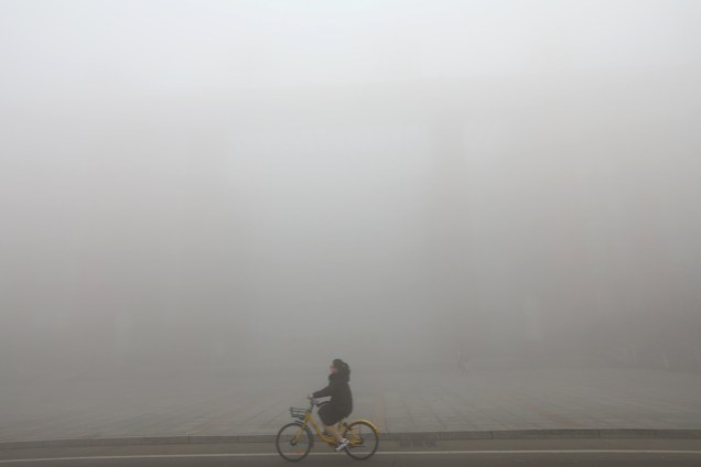 Ciclista é fotografado em meio a nevoeiro pesado em Jinan, província de Shandong, na China - 29/12/2017