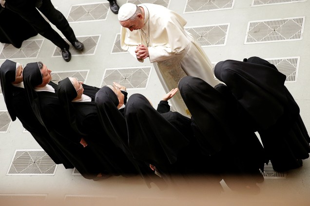 O papa Francisco cumprimenta um grupo de freiras durante sua audiência semanal na Sala Paulo 6º, no Vaticano - 20/12/2017