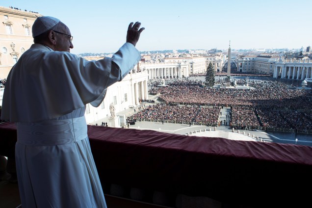 Papa Francisco acena para fiéis durante a celebração da benção 'Urbi et Orbi', no Vaticano - 25/12/2017