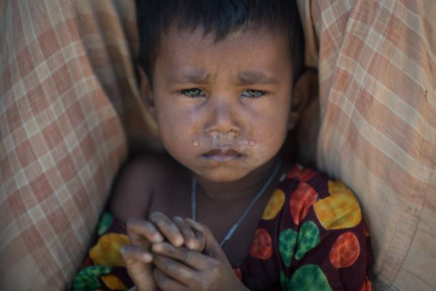 Criança refugiada rohingya chora enquanto se senta no campo de refugiados de Kutupalong no Coaz's Bazar em Bangladesh - 04/12/2017