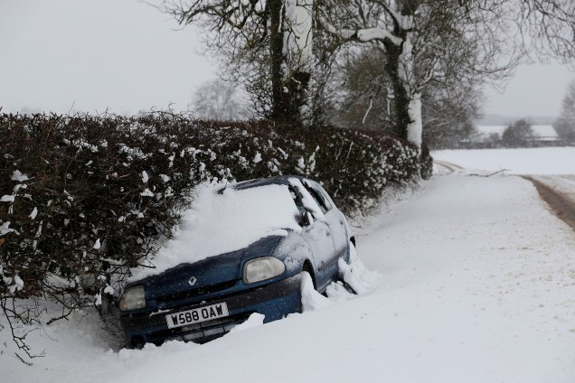 Um carro é encontrado encalhado em uma vala após uma nevasca na cidade de Stratford-upon-Avon, na Inglaterra - 27/12/2017