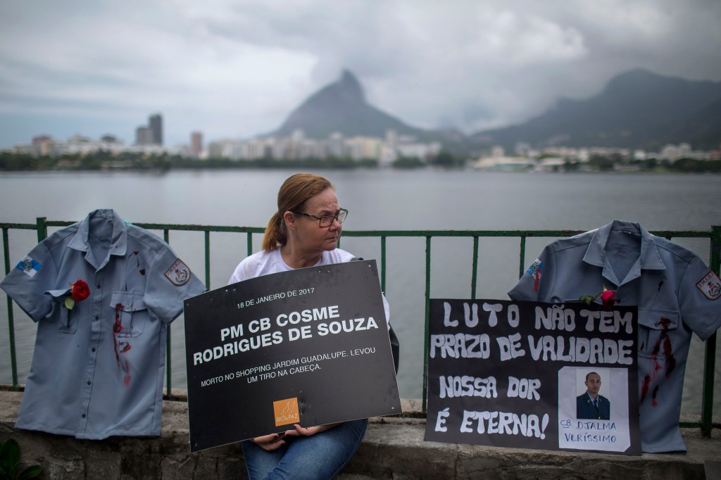 Imagens do dia - Manifestação em prol dos policiais mortos em 2017 no Rio de Janeiro