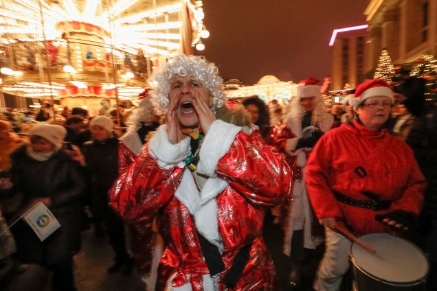 Pessoas vestidas como Papai Noel participam de uma marcha comemorando o próximo Ano Novo em Moscou, na Rússia - 29/12/2017