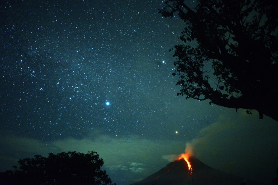 Erupção do vulcão Monte Sinabung  ilumina à noite em Karo, no norte da Sumatra, na Indonésia - 28/12/2017