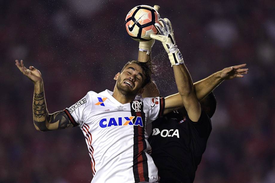 Felipe Vizeu, do Flamengo, durante lance na partida contra o Independiente, no primeiro jogo da final da Copa Sul-Americana, em Bueno Aires