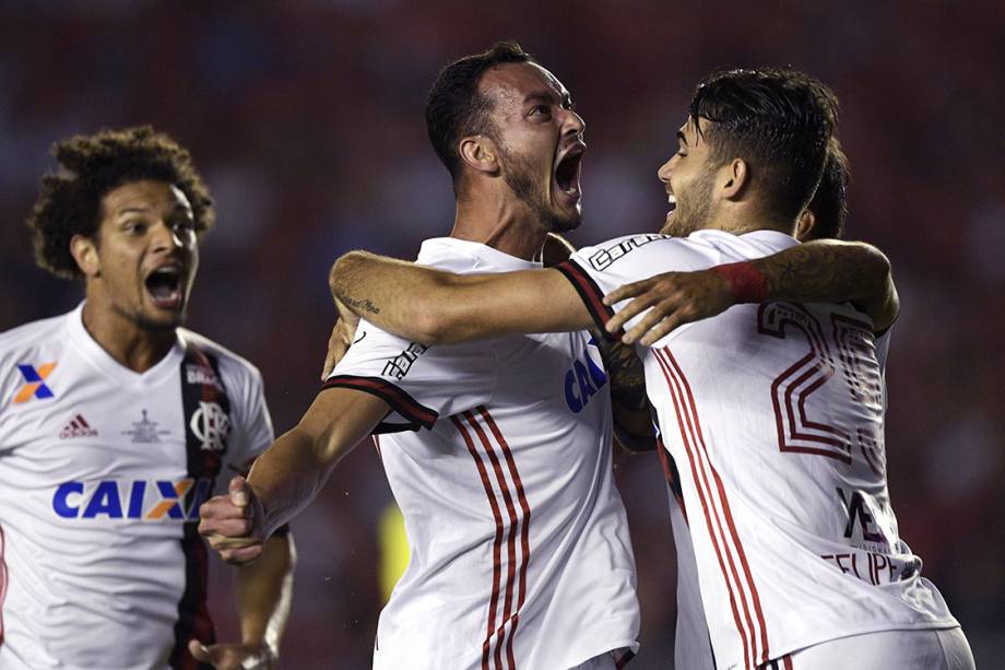 Jogadores do Flamengo comemoram gol contra o Independiente, no primeiro jogo da final da Copa Sul-Americana, em Bueno Aires