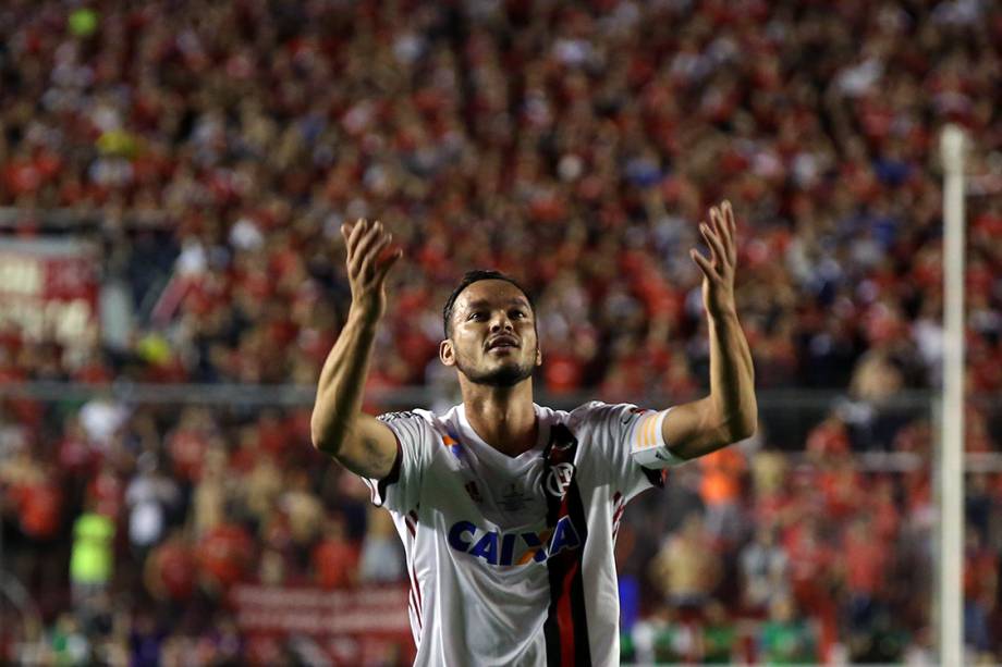 Rever, do Flamengo, comemora gol contra o Independiente, no primeiro jogo da final da Copa Sul-Americana, em Bueno Aires