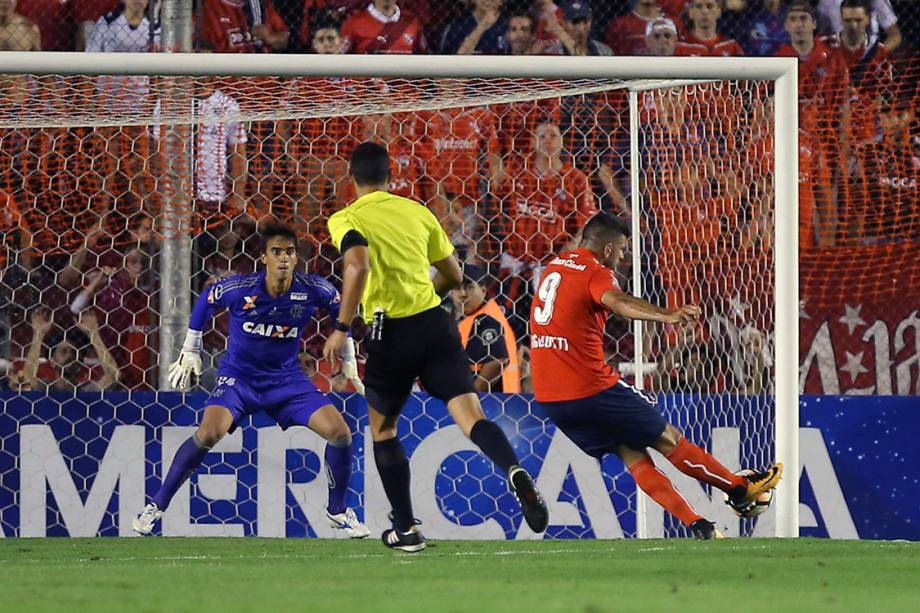 Emmanuel Gigliotti, do Independiente, durante lance que resultou no gol contra o Flamengo, no primeiro jogo da final da Copa Sul-Americana, em Bueno Aires