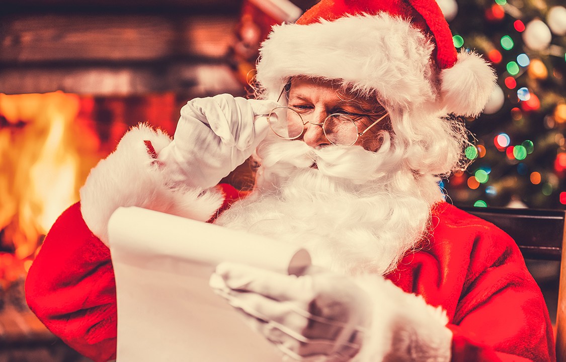 Papai Noel checando lista de natal
