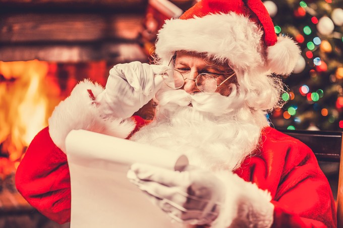 Papai Noel checando lista de natal