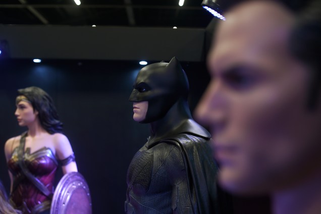Bonecos em tamanho real dos personagens Mulher Maravilha, Batman e Super-Homem no estande da Warner Bros. durante a CCXP 2017  -06/12/2017