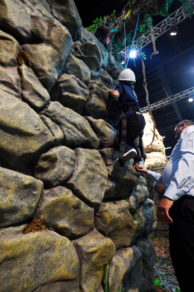 Espaço do filme Jumanji: Bem-Vindo a Selva conta com tirolesa e parede de escalada, no estande da Sony, durante a Comic Con Experience 2017, em São Paulo – 06/12/2017