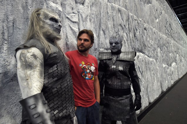 Homem posa com os "White Walkers" da série Game of Thrones, da HBO, na CCXP 2017, em São Paulo - 06/12/2017