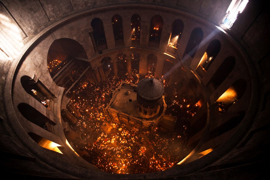 Fiéis seguram velas na Basílica do Santo Sepulcro, na Cidade Velha de Jerusalém