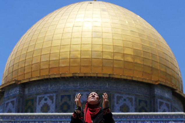 Mulher palestina reza em frente ao Domo da Rocha, na Cidade Velha de Jerusalém