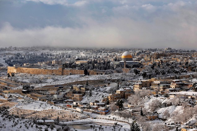 Cidade de Jerusalém coberta de neve