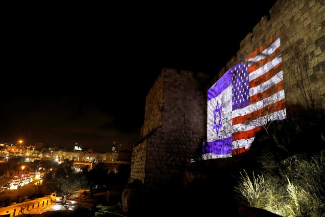 As bandeiras de Israel e dos Estados Unidos são projetadas nas muralhas que cercam a cidade de Jerusalém - 06/12/2017