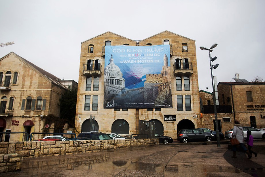 "Deus abençoe Trump", diz um cartaz no centro de Jerusalém - 06/12/2017